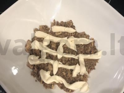 Sluoksniuotas salotas „Mimoza“ su žuvies konservais Žingsnis 2