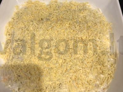 Sluoksniuotas salotas „Mimoza“ su žuvies konservais pagrindine nuotrauka