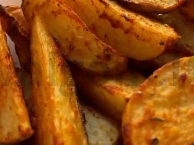 Jauni bulvės kaimiškai su paprika pagrindine nuotrauka