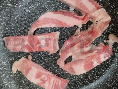 Pievagrybiai, kepti su šonine ir svogūnais Žingsnis 1