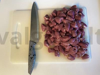 Grietinėje troškinti vištienos širdelės Žingsnis 1