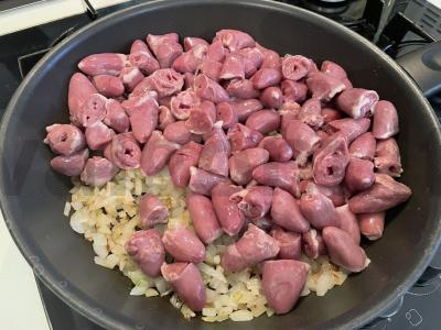 Grietinėje troškinti vištienos širdelės Žingsnis 4