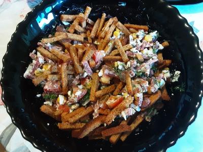 Salotos su raudonaisiais pupelėmis ir sausainiais pagrindine nuotrauka