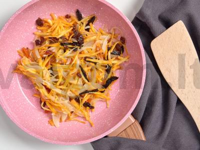 Vegetariškas plovas su džiovintais vaisiais Žingsnis 1