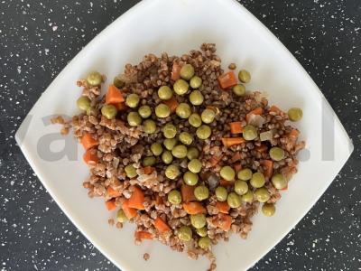 Grikių košė su žaliu žirneliu ir daržovėmis pagrindine nuotrauka