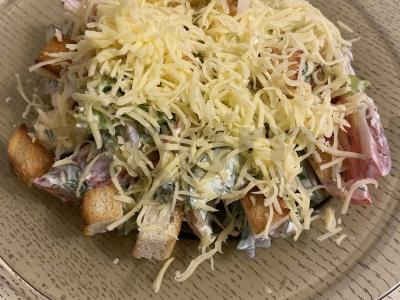 Vištienos ir sausainių salotos pagrindine nuotrauka