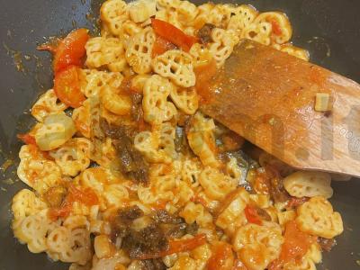 Makaronai su džiovintais ir šviežiais pomidorais pagrindine nuotrauka