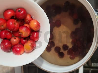 Kvapnus kompotas su gervuogėmis ir ranetėmis Žingsnis 1