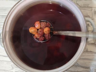 Kvapnus kompotas su gervuogėmis ir ranetėmis Žingsnis 3