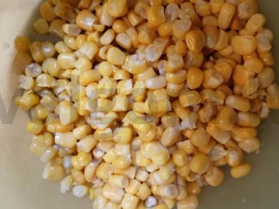 Salotos su kukurūzais, lydytu sūriu ir agurkais Žingsnis 1