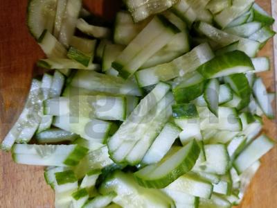 Salotos su kukurūzais, lydytu sūriu ir agurkais Žingsnis 3