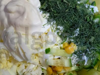 Salotos su kukurūzais, lydytu sūriu ir agurkais Žingsnis 5