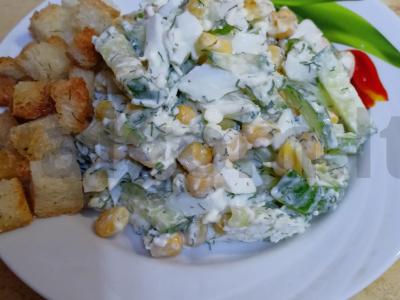 Salotos su kukurūzais, lydytu sūriu ir agurkais pagrindine nuotrauka