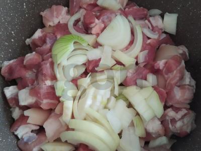 Troškinti bulvės su kiauliena ir morkomis Žingsnis 2