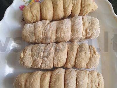 Sūrio dešrelės spirale iš sluoksniuoto tešlos Žingsnis 3