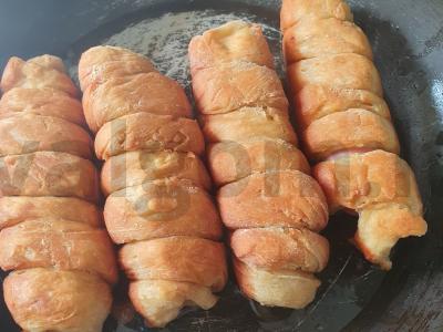 Sūrio dešrelės spirale iš sluoksniuoto tešlos pagrindine nuotrauka