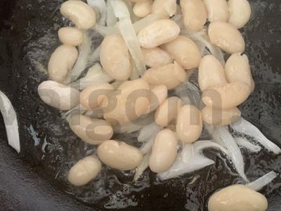 Pupelės su kiaušiniais ir pomidorais Žingsnis 4