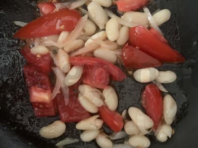 Pupelės su kiaušiniais ir pomidorais Žingsnis 5