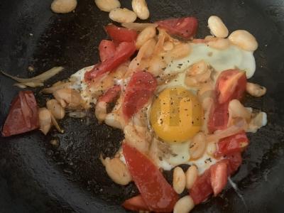 Pupelės su kiaušiniais ir pomidorais Žingsnis 6