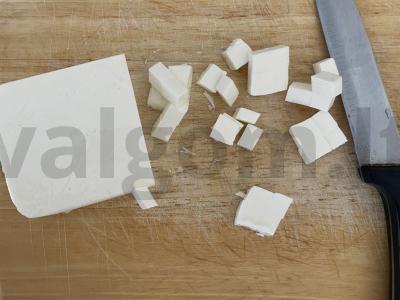 Salotos su alyvuogėmis, rūkytomis dešromis ir skrudintais duonos kubeliais Žingsnis 1