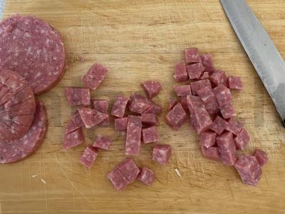 Salotos su alyvuogėmis, rūkytomis dešromis ir skrudintais duonos kubeliais Žingsnis 2