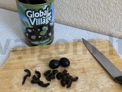 Salotos su alyvuogėmis, rūkytomis dešromis ir skrudintais duonos kubeliais Žingsnis 3