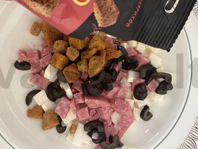 Salotos su alyvuogėmis, rūkytomis dešromis ir skrudintais duonos kubeliais Žingsnis 4