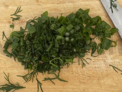 Salotos su alyvuogėmis, rūkytomis dešromis ir skrudintais duonos kubeliais Žingsnis 5