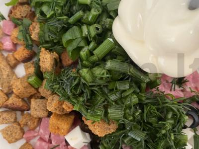 Salotos su alyvuogėmis, rūkytomis dešromis ir skrudintais duonos kubeliais Žingsnis 6