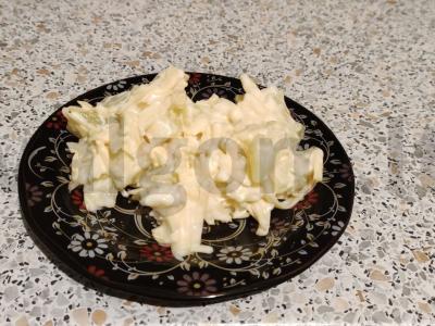 Salotas „Ananasas-česnakas-sūris“ pagrindine nuotrauka