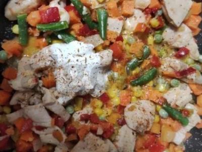 Vištienos filė su troškintomis daržovėmis grietinėlės padaže Žingsnis 3