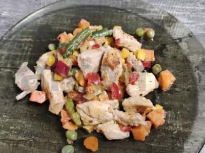 Vištienos filė su troškintomis daržovėmis grietinėlės padaže pagrindine nuotrauka