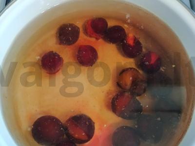 Slyvų kompotas su avietėmis ir citrinžole Žingsnis 2