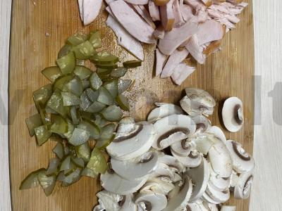 Pica su rūkytomis vištienos krūtinėlėmis Žingsnis 2