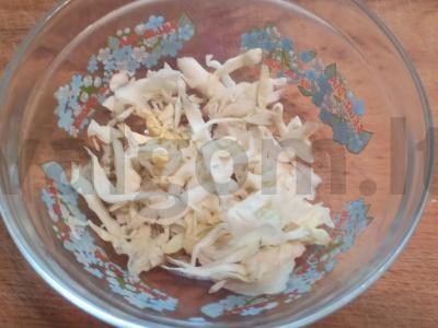 Salotos su konservuotais ananasais Žingsnis 1