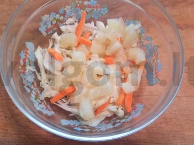 Salotos su konservuotais ananasais Žingsnis 3