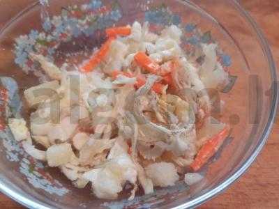 Salotos su konservuotais ananasais pagrindine nuotrauka