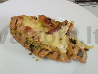 Vištienos filė, troškinta orkaitėje grietinės padaže po sūriu pagrindine nuotrauka