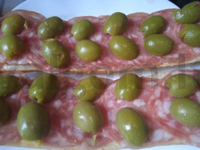 Karšti sumuštiniai su alyvuogėmis mikrobangų krosnelėje Žingsnis 3