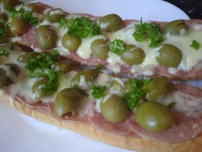 Karšti sumuštiniai su alyvuogėmis mikrobangų krosnelėje pagrindine nuotrauka