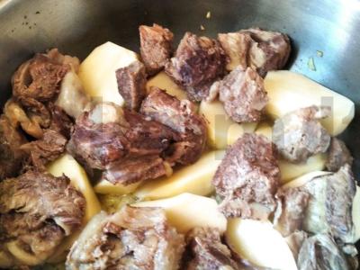 Kūrzė su mėsa ir virtomis bulvėmis Žingsnis 4