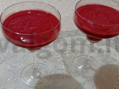 Uogų desertas su jogurtu pagrindine nuotrauka