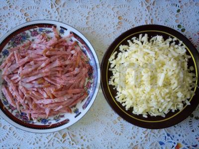 Kopūstų salotos su rūkytomis dešromis ir sūriu Žingsnis 2