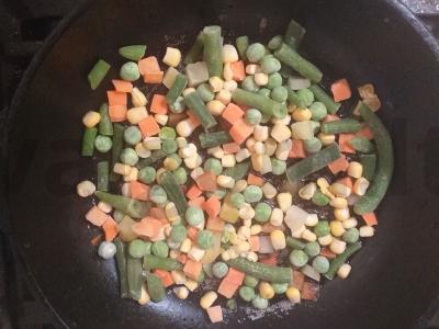 Lengvas daržovių omletas su meksikietiška mišraine Žingsnis 1