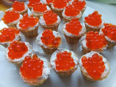 Krekeriai su ikrais pagrindine nuotrauka