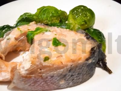 Upėtakis su Briuselio kopūstais orkaitėje pagrindine nuotrauka