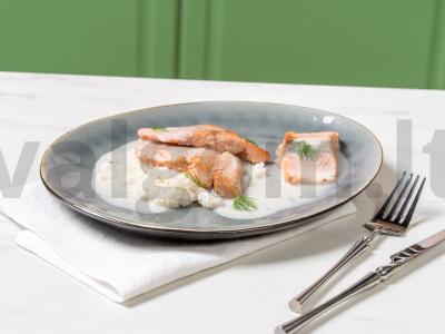 Žuvis su baltu padažu pagrindine nuotrauka