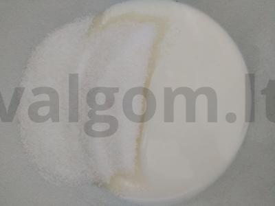 Desertas su džiovintais slyvomis, graikiniais riešutais ir grietine Žingsnis 3