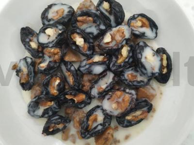 Desertas su džiovintais slyvomis, graikiniais riešutais ir grietine Žingsnis 4