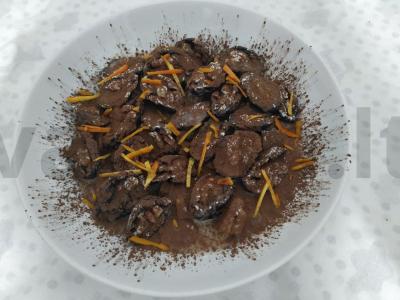 Desertas su džiovintais slyvomis, graikiniais riešutais ir grietine pagrindine nuotrauka